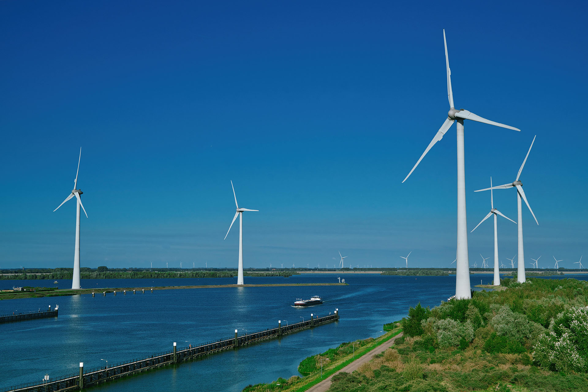 2024工力電氣參與國(guó)家投貴州威寧么站風(fēng)光互補(bǔ)風(fēng)電場(chǎng)項(xiàng)目35KV電纜分支箱及35KV電纜隔離開(kāi)關(guān)箱生產(chǎn)制作，得到用戶(hù)的一致肯定及好評(píng)，送電順利完成。
